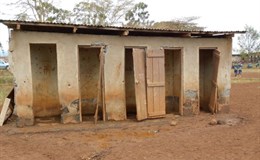 Tansania - alte Toiletten der Schule